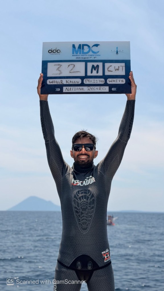 Waqar Khan holding a 32 metre constant weight national record board